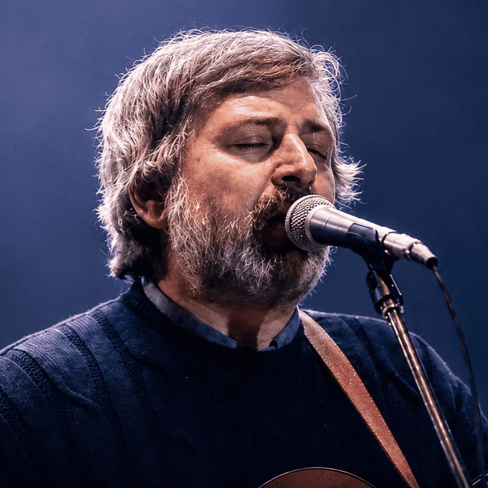 Francesco Guccini è morto il 6 agosto 2026 all'età di 86 anni nella sua abitazione di Pavana, il piccolo paese dell'Appennino dove aveva scelto di vivere lontano dalla ribalta.

https://extrarem.it/e-morto-francesco-guccini-il-poeta-che-ha-raccontato-litalia/

#Auschwitz #cantautore #cultura #extrarem #FrancescoGuccini #Lalocomotiva #musicadautore #Pavana #poesia #Raffaella #Teresa