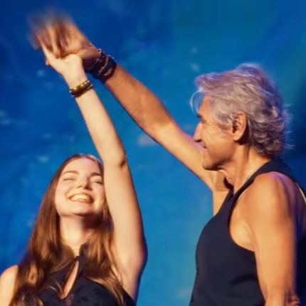 Durante la tappa del tour “La Notte di Certe Notti”, il cantautore ha ritrovato sul palco la figlia Linda Ligabue per cantare insieme “A modo tuo”, una delle canzoni più personali della sua produzione.

https://extrarem.it/ligabue-e-la-figlia-linda-insieme-sul-palco-allarena-di-verona/

#Amodotuo #ArenadiVerona #concerto #duetto #Elisa #extrarem #Jesolo #Ligabue #LindaLigabue #LucianoLigabue #Verona