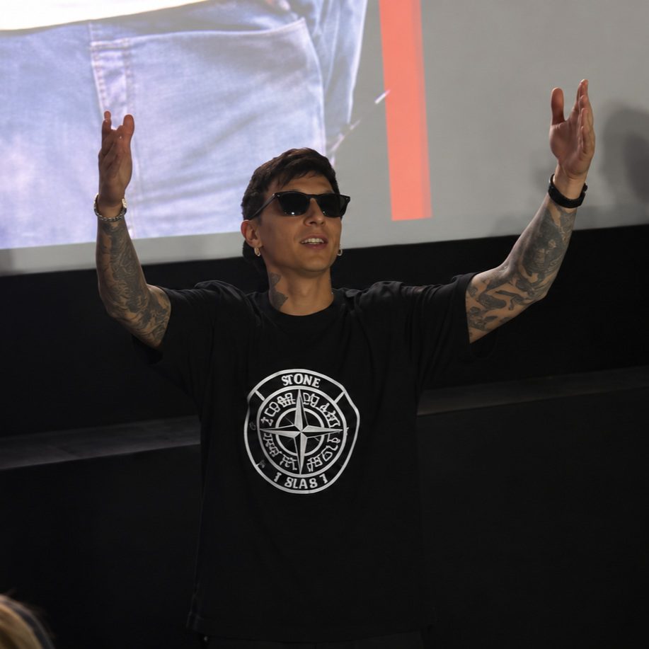 Serata speciale per i fan di Ultimo, che il 22 settembre hanno ricevuto una sorpresa inattesa proprio nel giorno dell’arrivo al cinema di “Ultimo - Tutto. Live a Tor Vergata”.

https://extrarem.it/ultimo-arriva-a-sorpresa-alla-prima-del-film-su-tor-vergata/

#cinema #concerto #extrarem #fan #film #GiorgioTesti #musica #NiccolòMoriconi #pubblico #Roma #spettacolo #TorVergata #UCICinemas #Ultimo